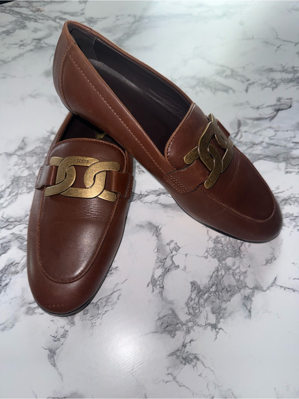 TOD'S Brown Leather Loafers with Gold Chain-Link Accent - Picture 4 of 8